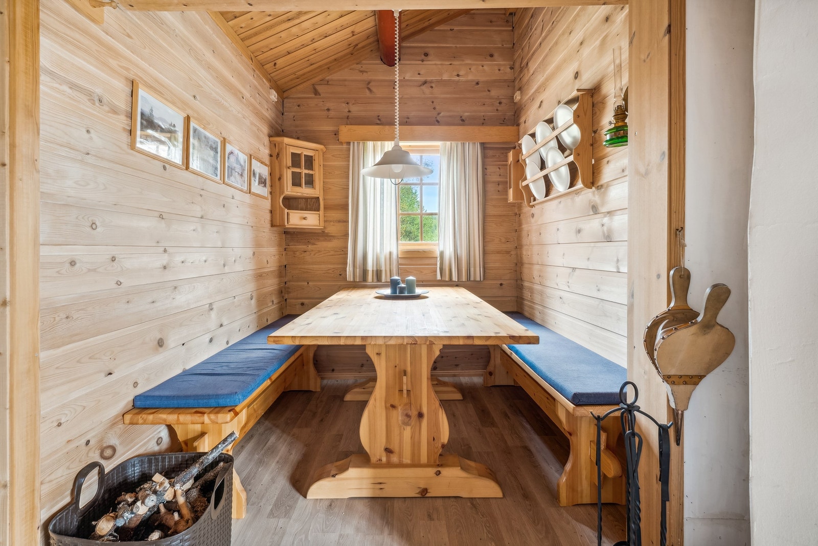 Spisestuen har liggende panel på veggene og et vindu hvor du kan kikke ut mens du nyter gode måltider alene eller sammen med andre. Galleribilde