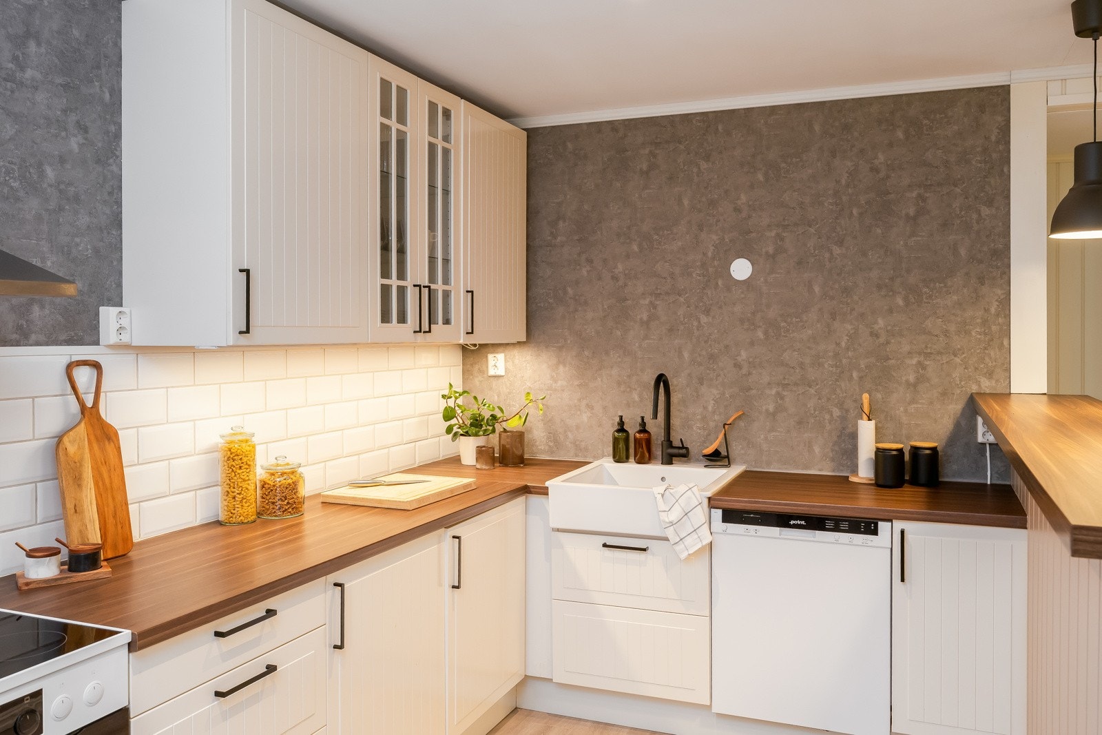 Lyst og fint kjøkken, godt med skapplass og arbeidsflater. Galleribilde