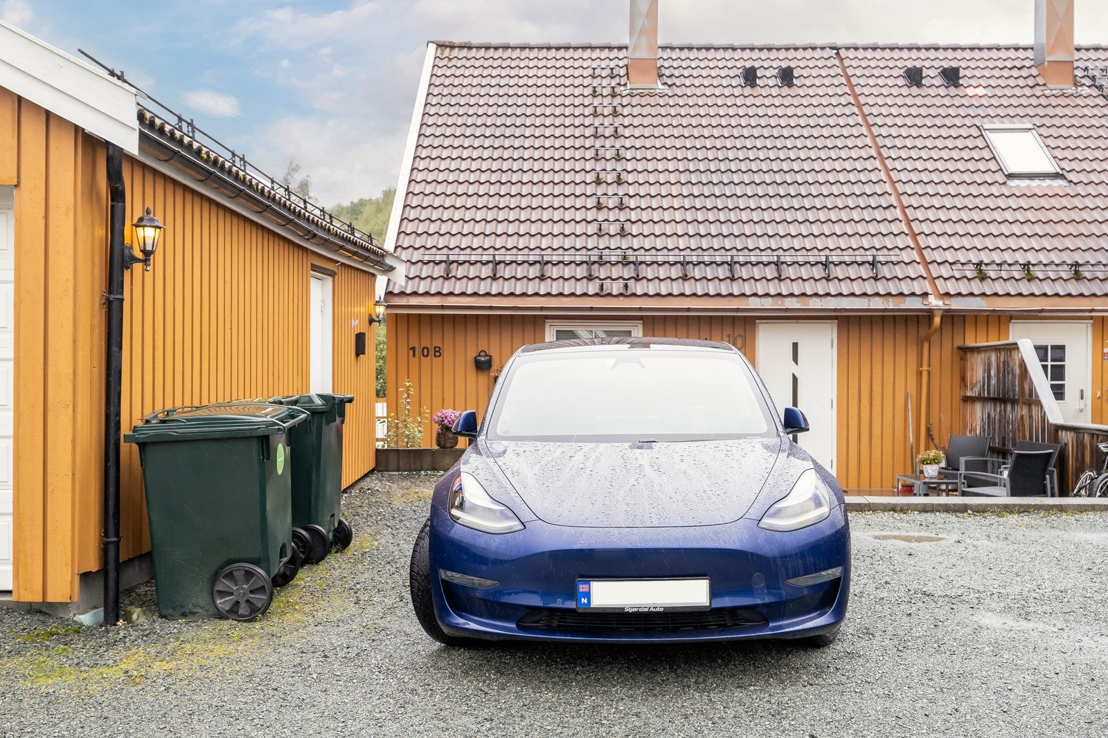 Parkering med elbillader. Galleribilde