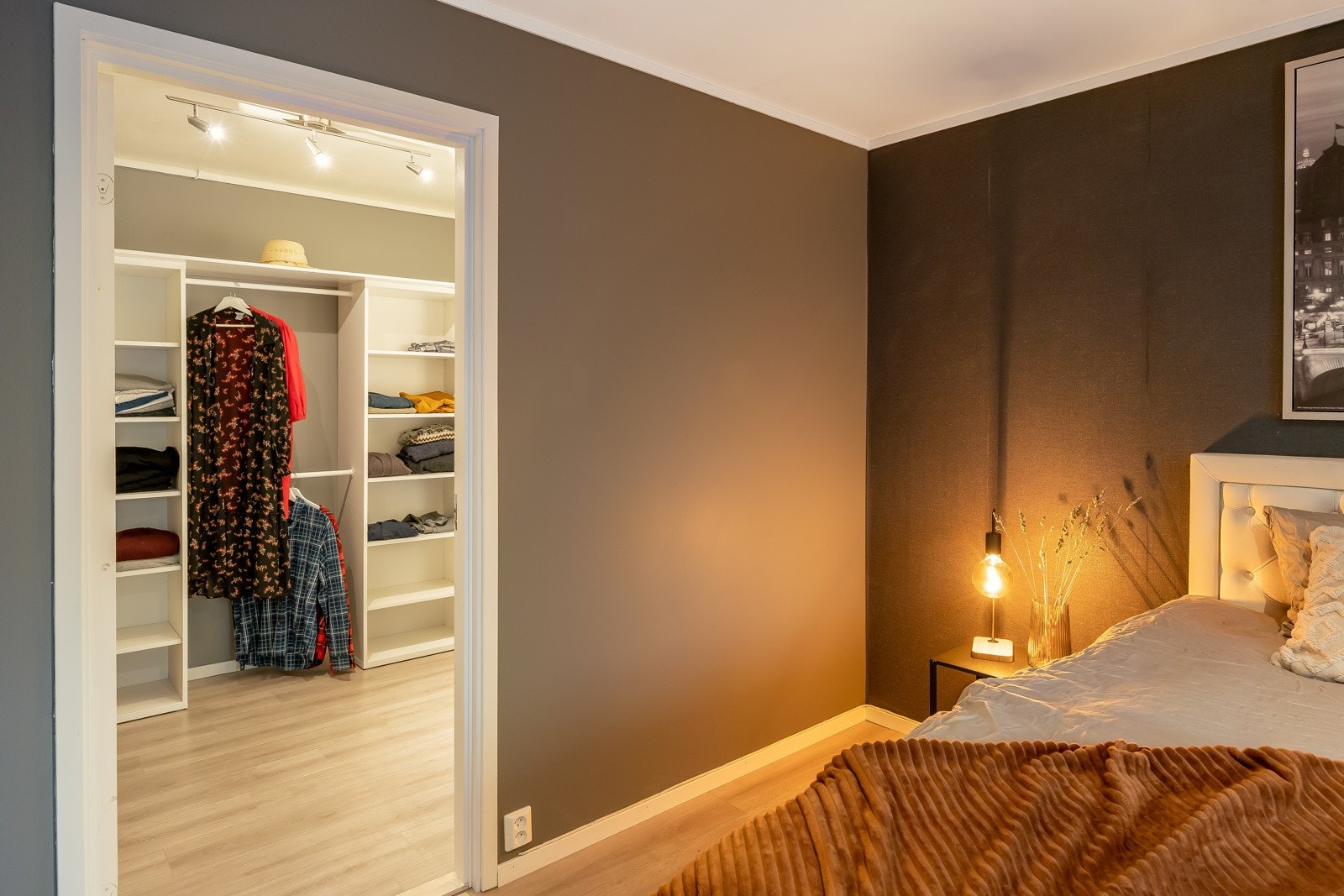 Romslig omkledningsrom med direkte tilgang fra soverom. Galleribilde