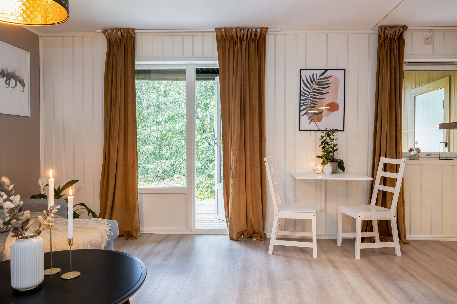 Fra stuen er det utgang til en stor terrasse som gjør det lettvint å innta måltidene utendørs om sommeren. Galleribilde