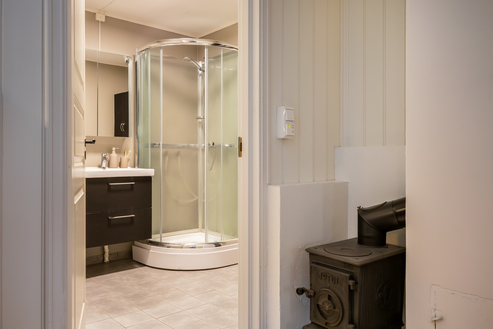 Leiligheten varmes opp via elektrisitet og vedfyring. Sistnevnte er en både trivelig og økonomisk måte å varme opp leiligheten på. Galleribilde