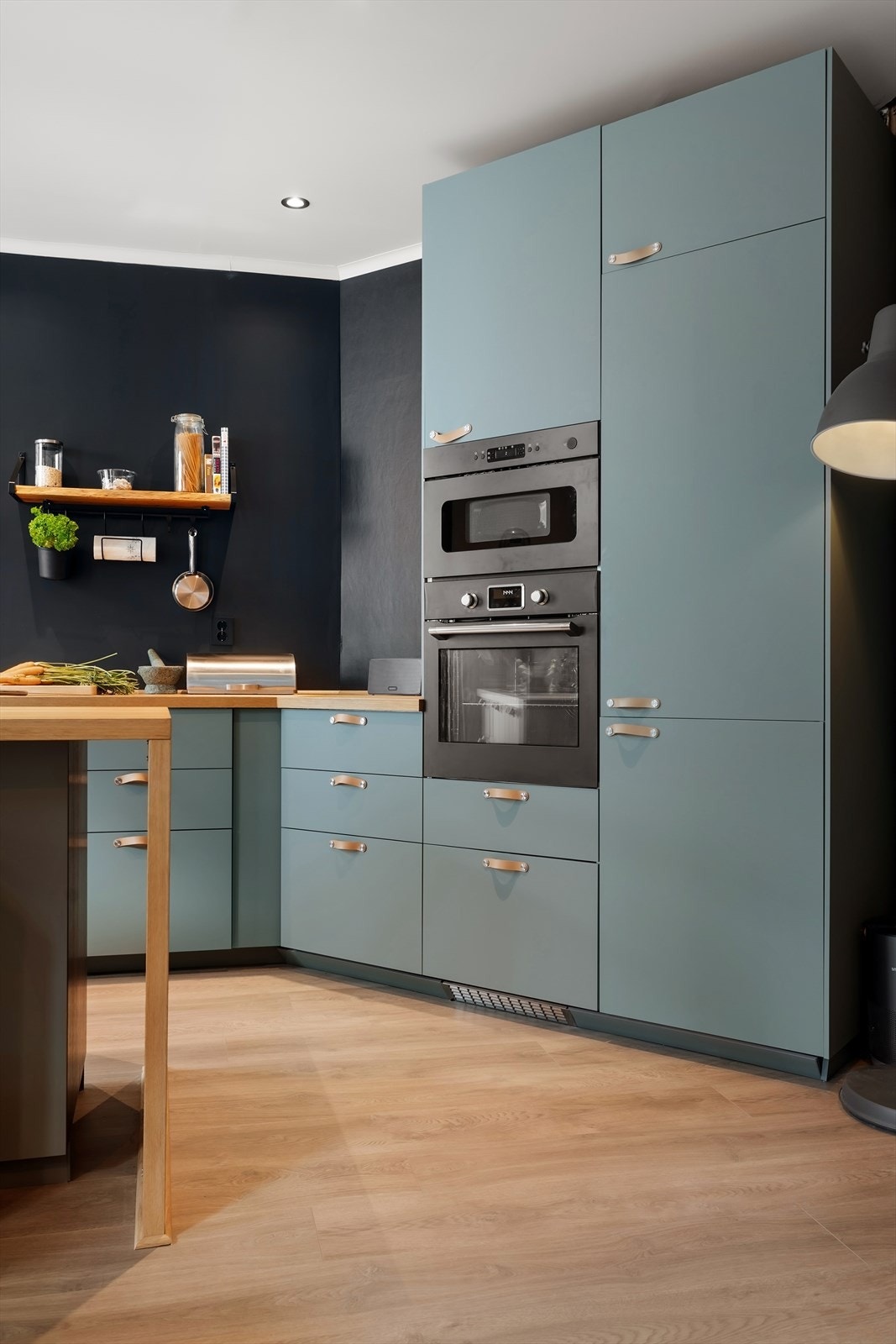 Stekeovn/micro er løftet opp i arbeidshøyde Galleribilde