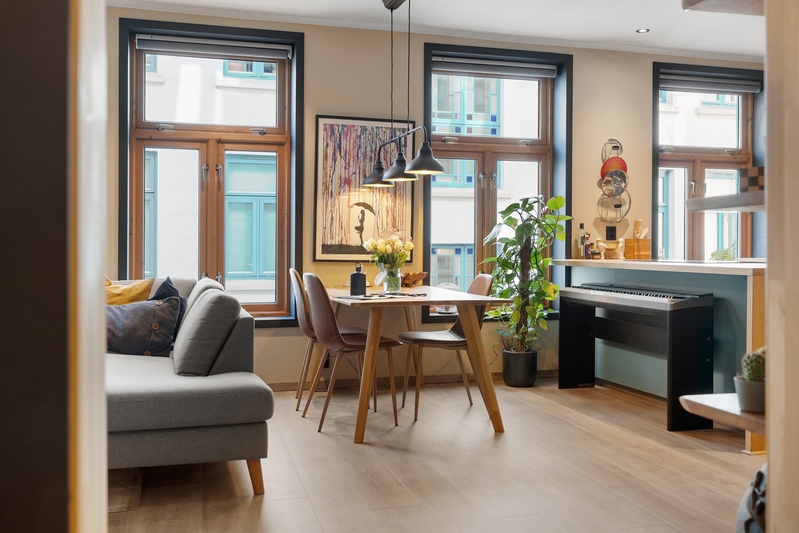 Hele 4 vindusrekker er det i stuen Galleribilde