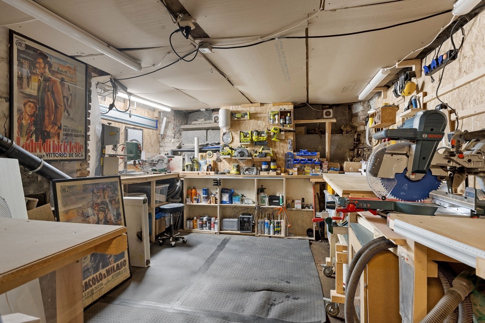 Som de fleste eldre kjellere er det fukt i kjelleren. Derfor er det montert avfukteranlegg i kjelleren som går 24/7 Galleribilde