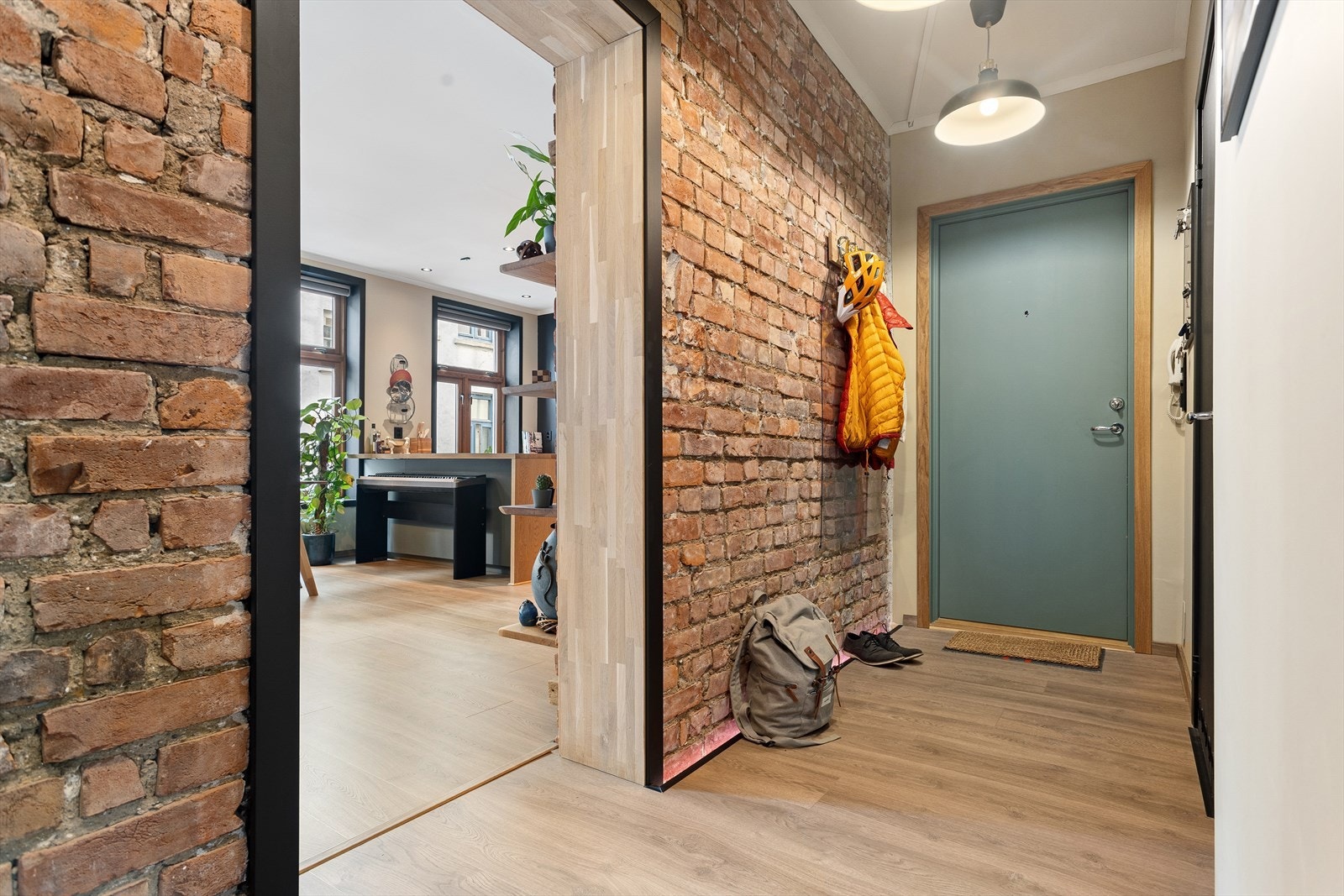 Entreen har plass til ytterklær og sko Galleribilde