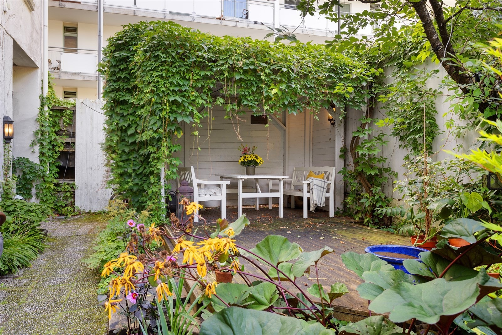 Det er flere dyr i borettslaget, blant annet en katt som setter pris på klapp og kos når du går forbi Galleribilde