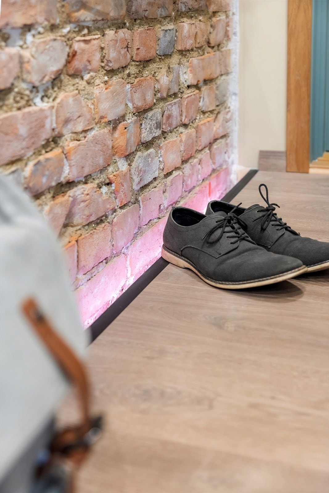 Under oppussingen ble gulvene hevet for å få avløp til kjøkken, samt å isolere/lydisolere ned til naboen. Lyslist er RGB og kan fargejusteres. Galleribilde