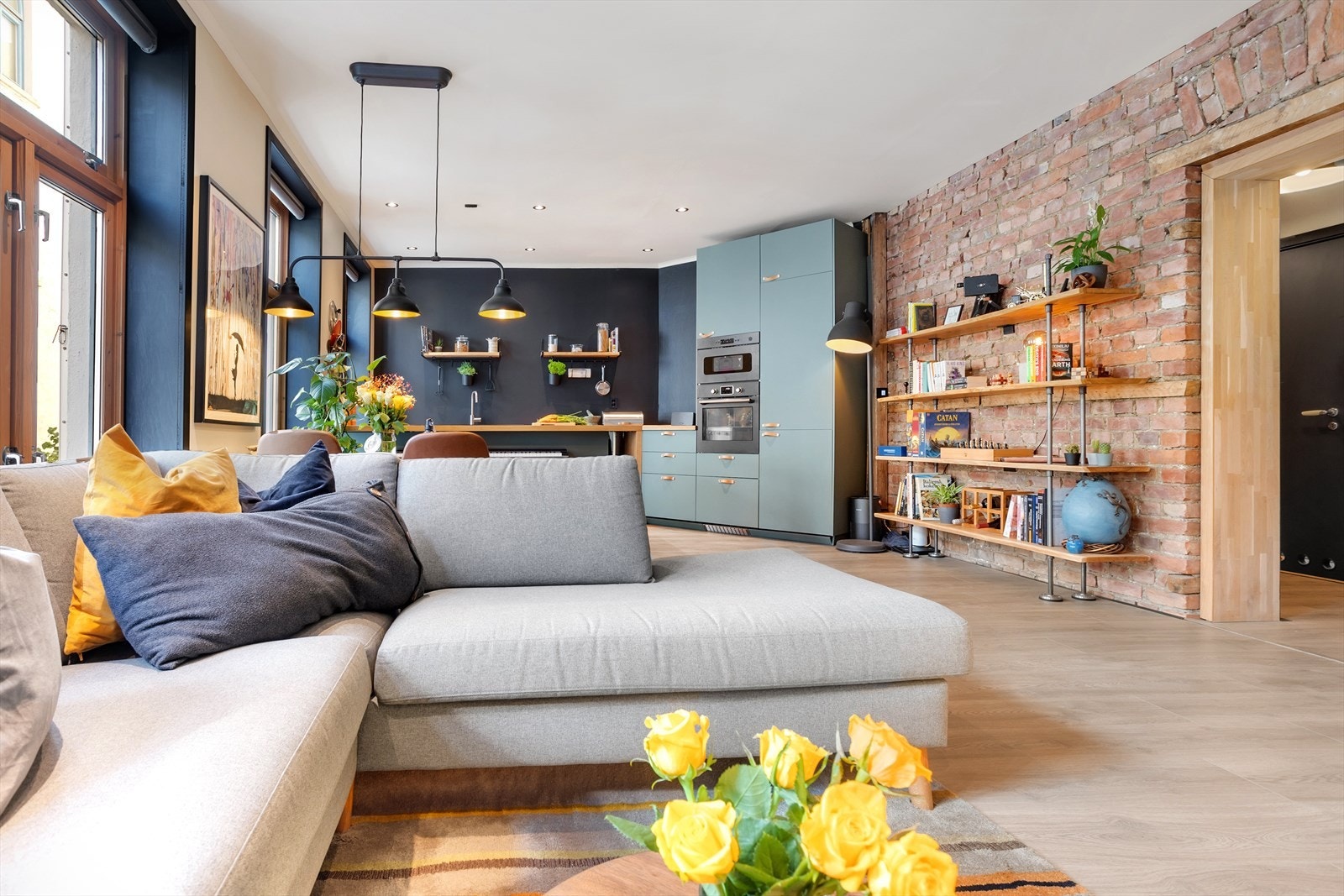 Her var det tidligere 2 stuer på rad som nå er slått sammen og kjøkkenet flyttet Galleribilde