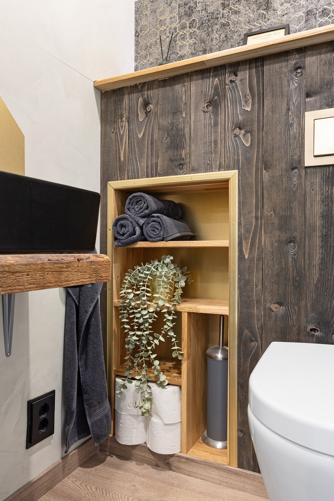 Her er det også plassebyggede oppbevaringshyller Galleribilde