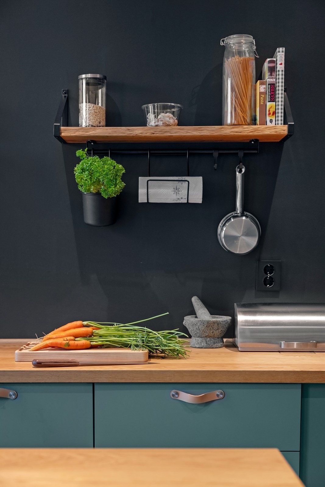 Oppussingen er gjort med omhu og el.stikk er plassert der det blir brukt i hverdagen Galleribilde