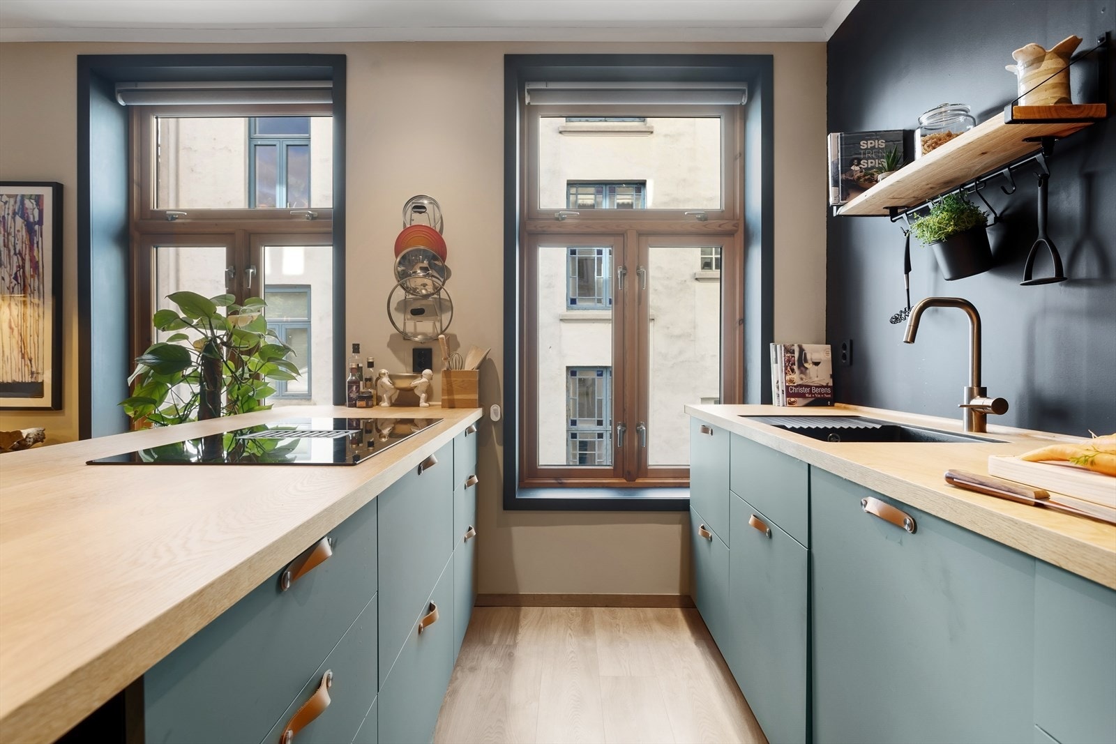 Det er rikelig med både skap og benkeplass Galleribilde