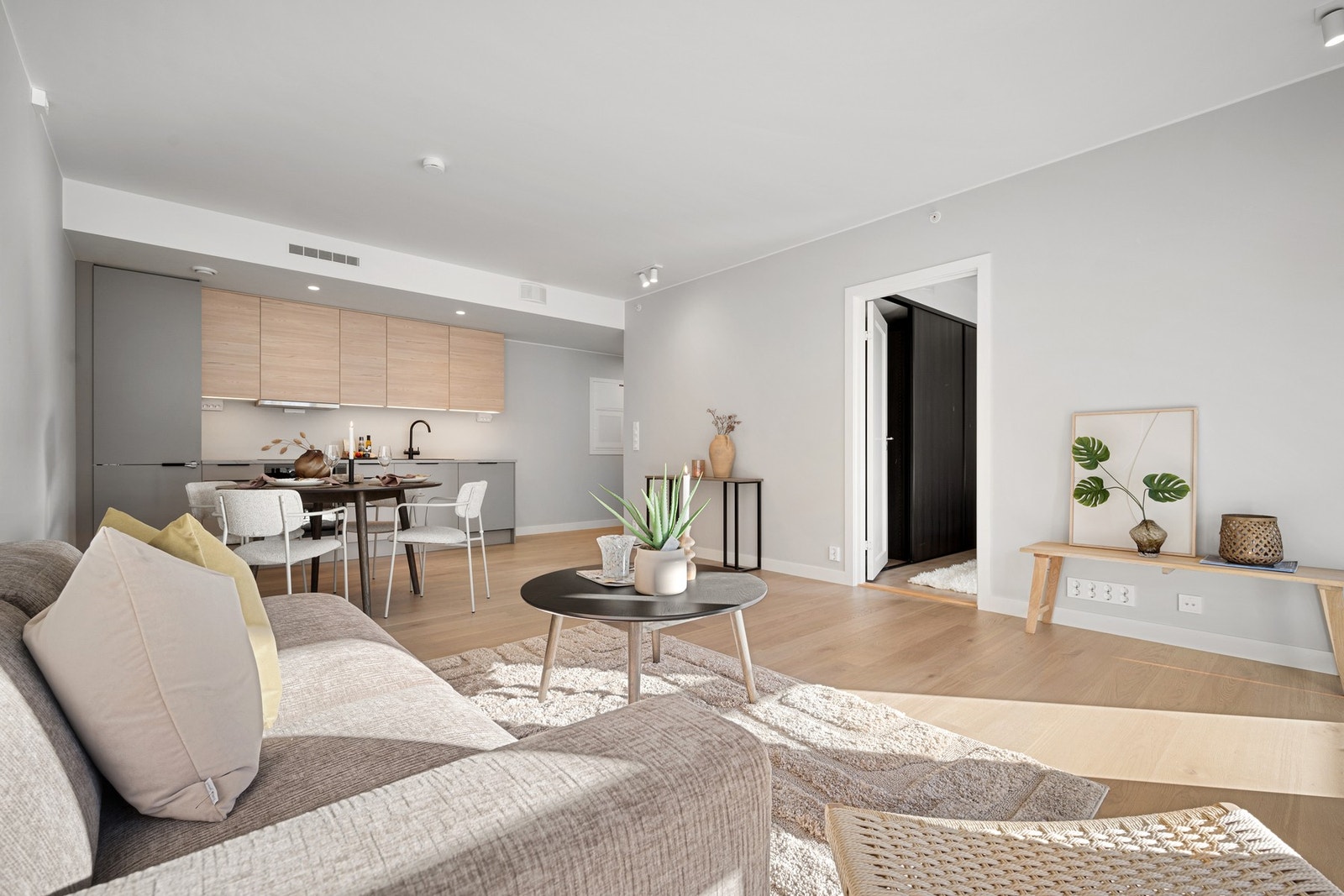 Stue/kjøkken i åpen og sosial løsning Galleribilde