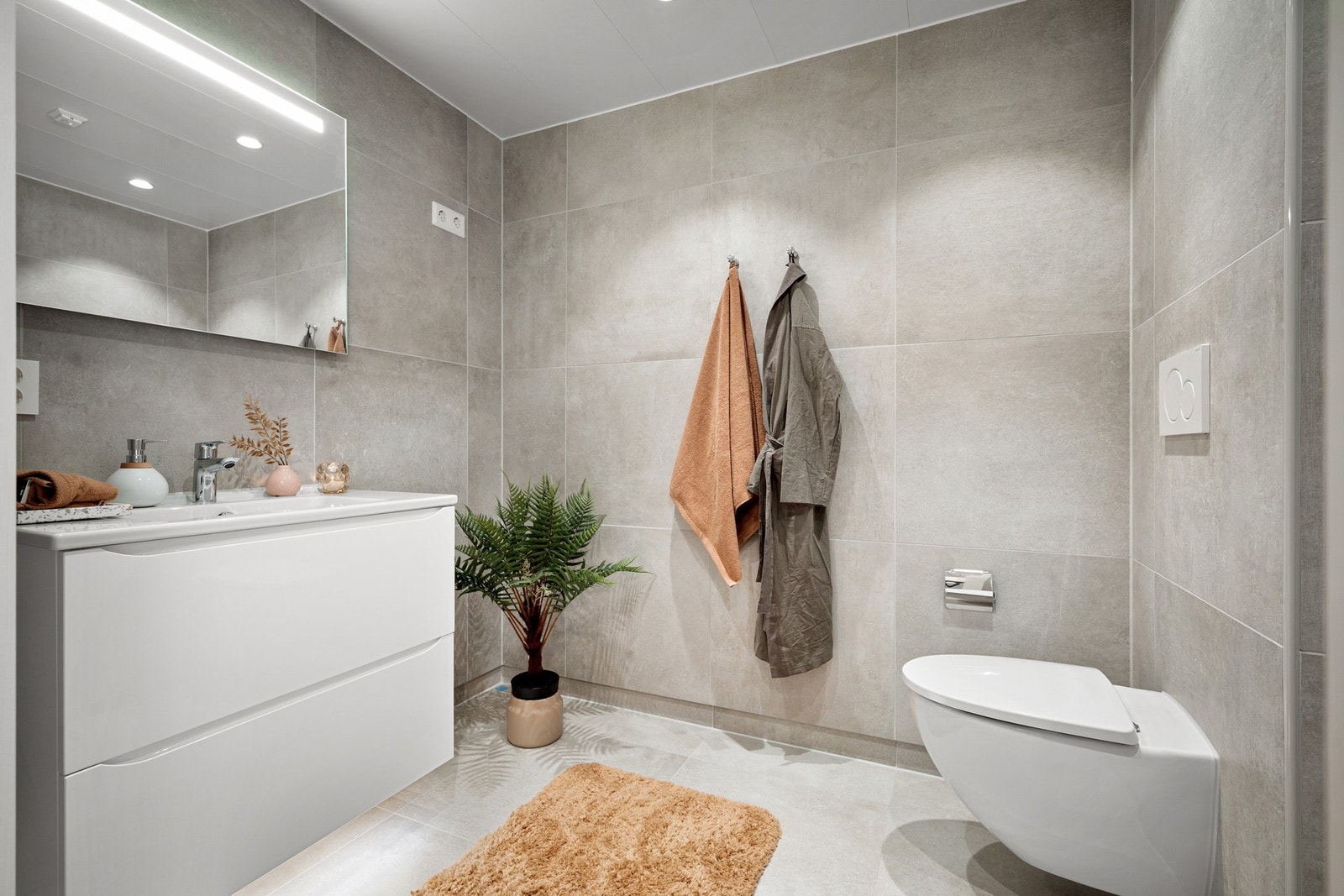 Lekkert bad med delikate overflater og innredninger Galleribilde