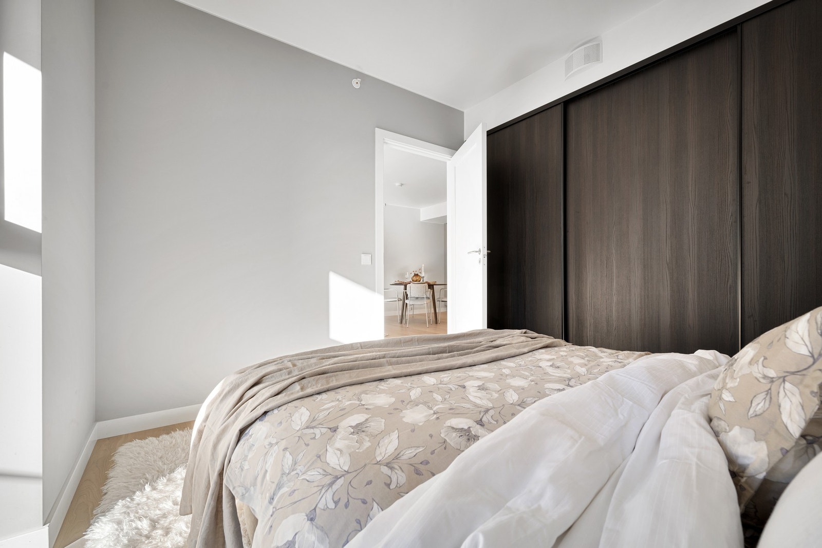 Skyvedørsgarderobe på soverommet Galleribilde