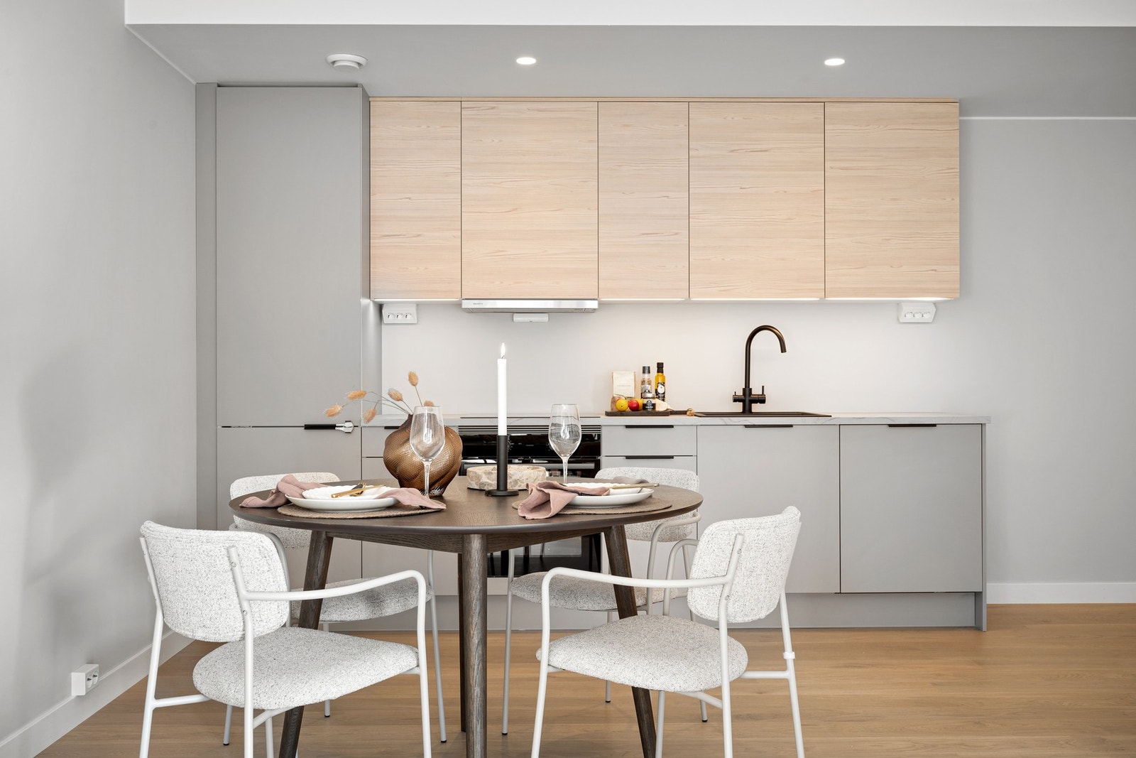 Integrerte hvitevarer på kjøkkenet Galleribilde