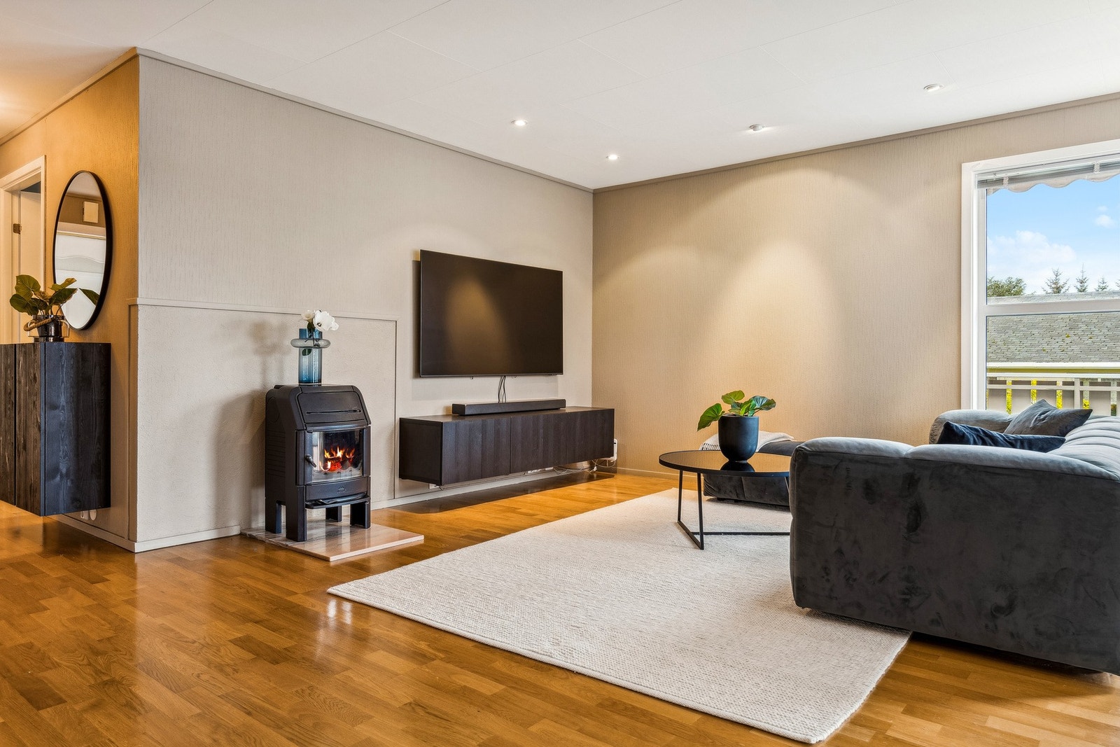 Her er det god plass til både godstoler og sofagruppe Galleribilde