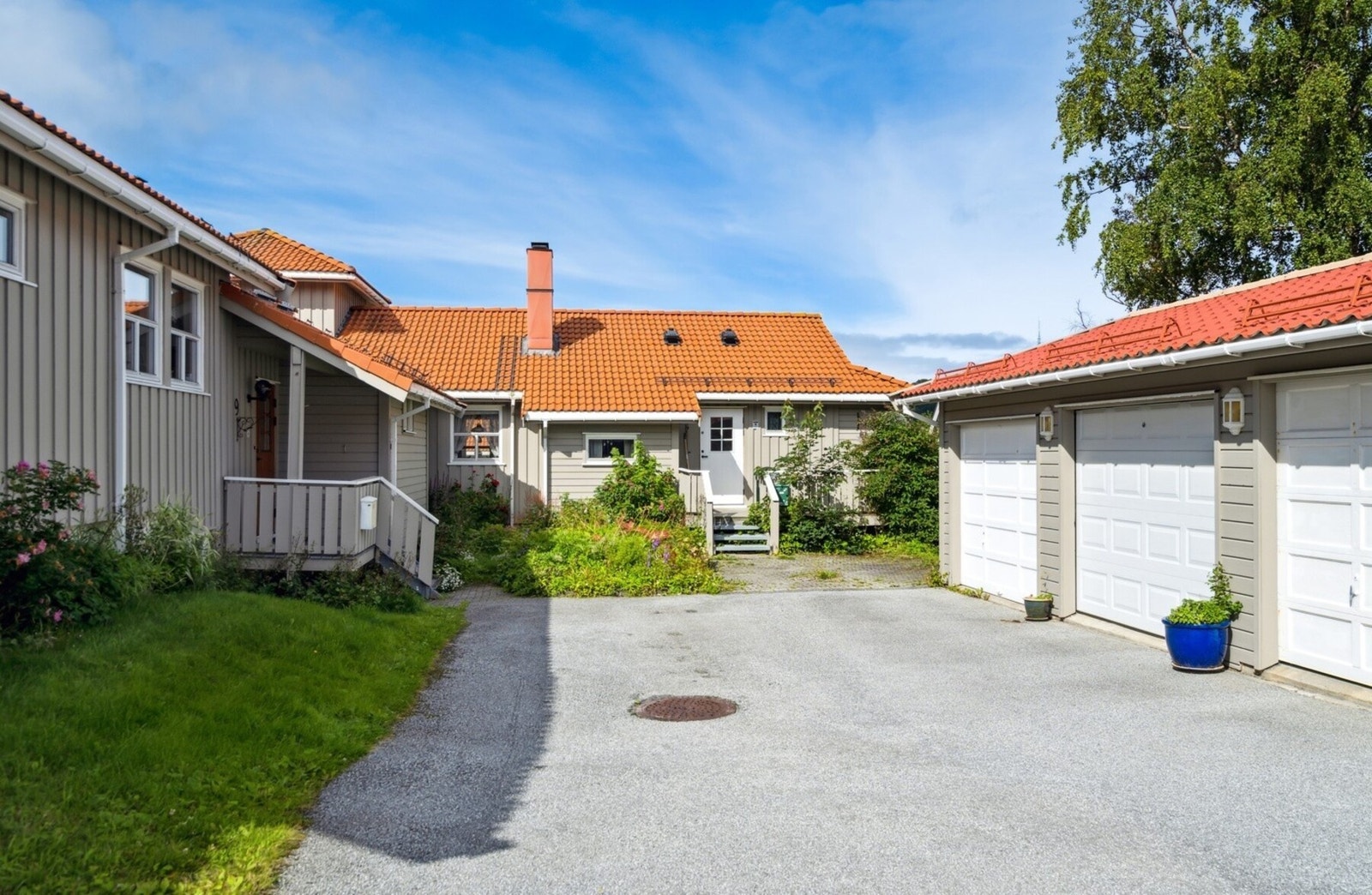 Parkering i garasje og enkel adkomst fra bakkeplan Galleribilde