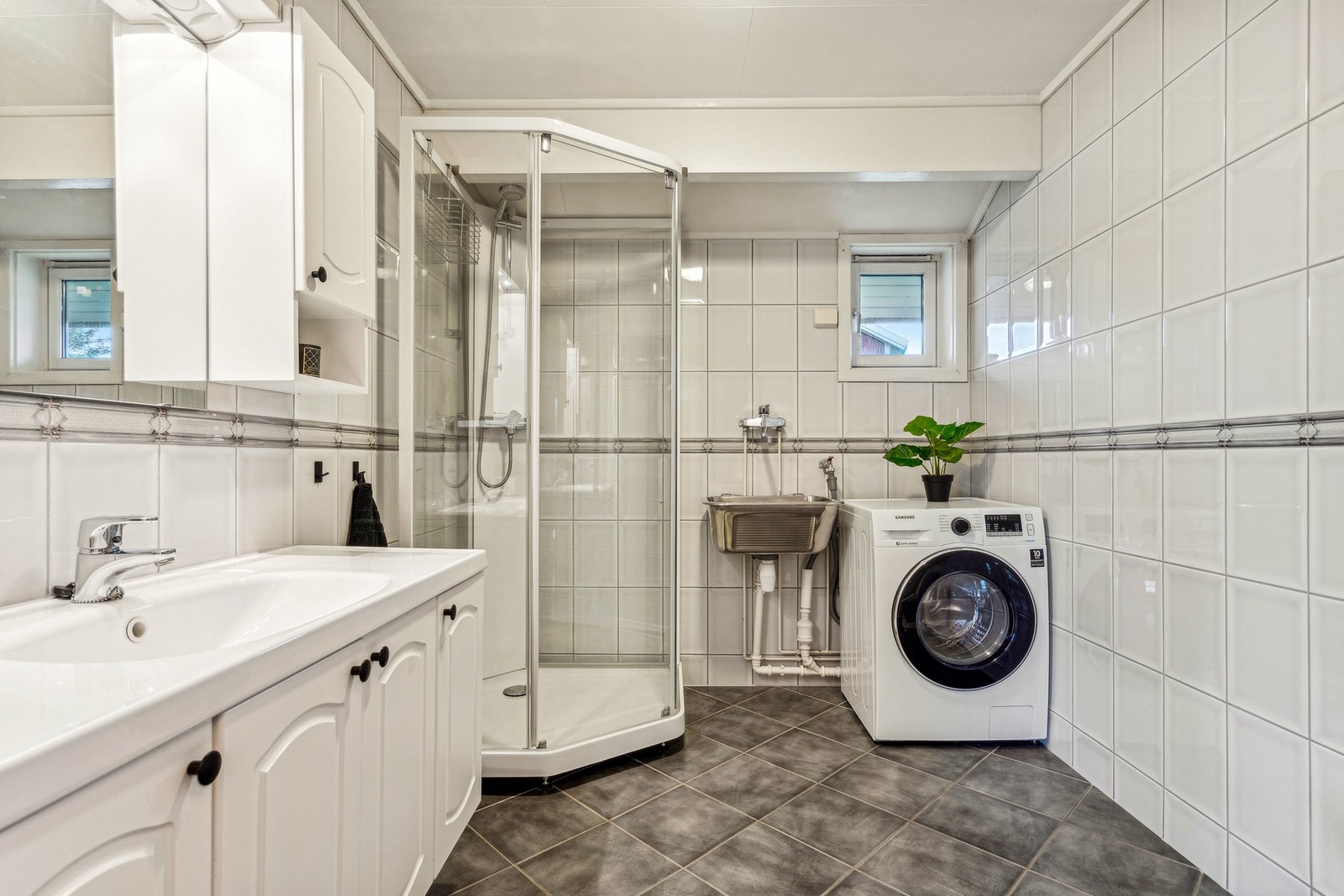 Lyst og tidløst bad med sikker dusjløsning i kabinett Galleribilde