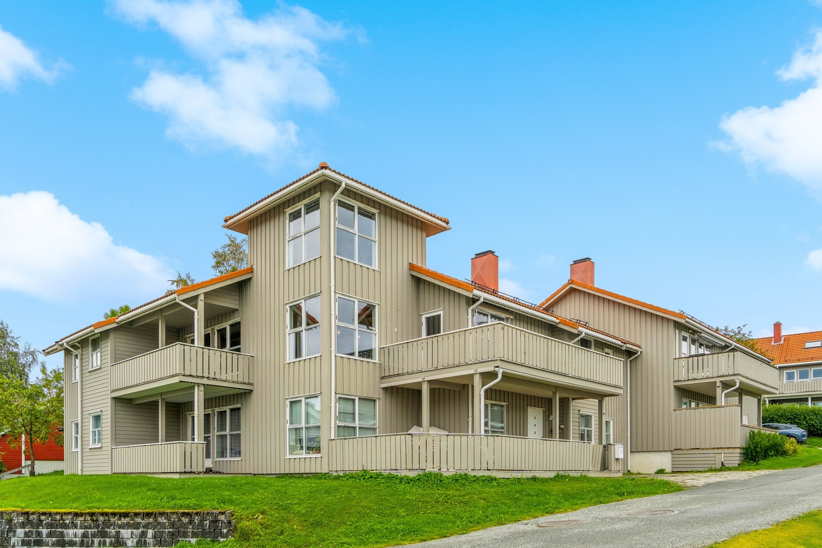 Leiligheten ligger i 2. etasje i bygget - men med adkomst fra bakkeplan på andre siden av bygget! Galleribilde