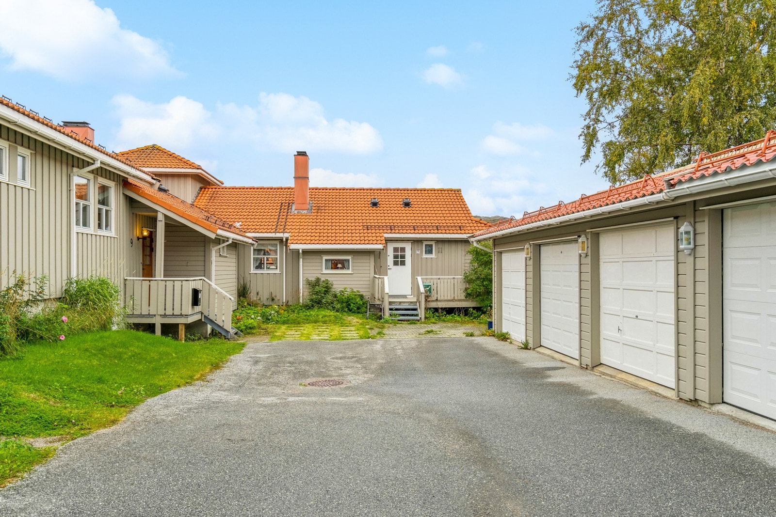 Inngangsparti med garasje Galleribilde