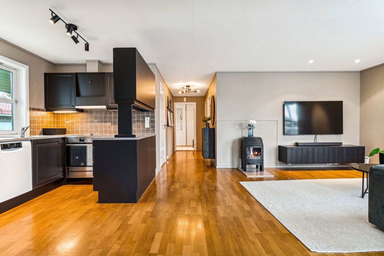 Kjøkkensonen ligger noe tilbaketrukket fra stuesonen Galleribilde