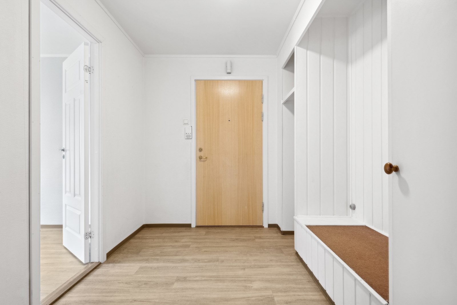 Gangen er romslig med garderobeplass Galleribilde