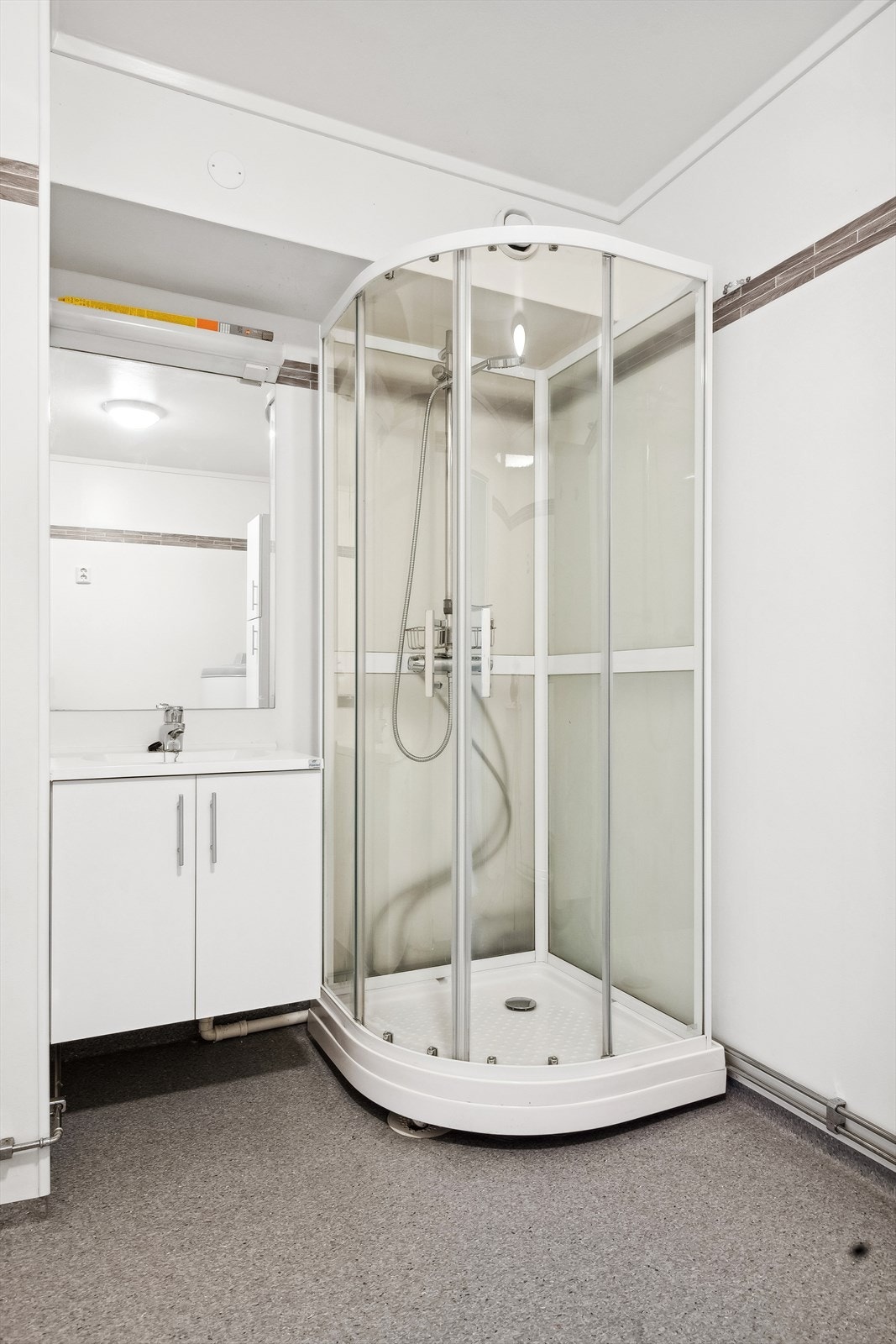 Badet har også blitt oppgradert. Her er det vask med underskap, dusjkabinett, uttak til vaskemaskin og utslagsvask Galleribilde