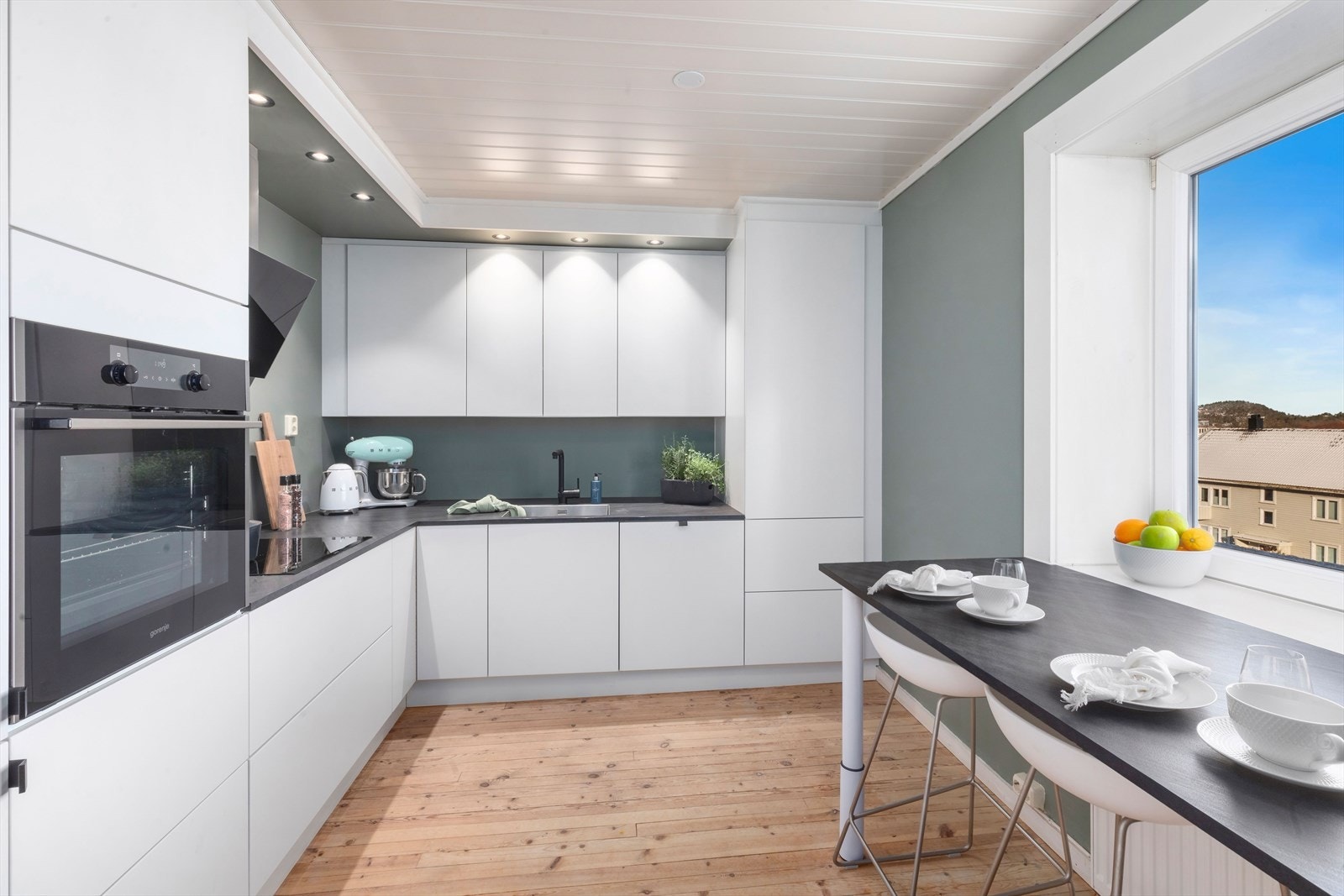 Godt med skap og benkeplass samt forlengelse av benkeplate over vindu med barløsning Galleribilde