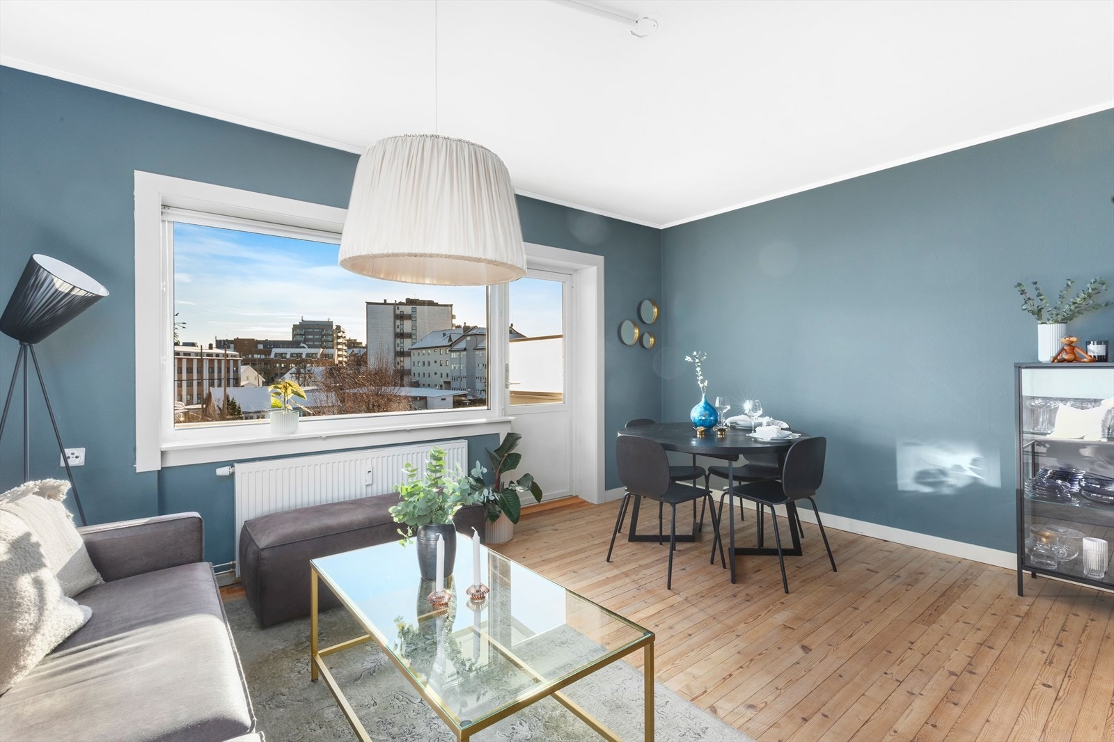 Utgang til solrik balkong fra stue. Galleribilde