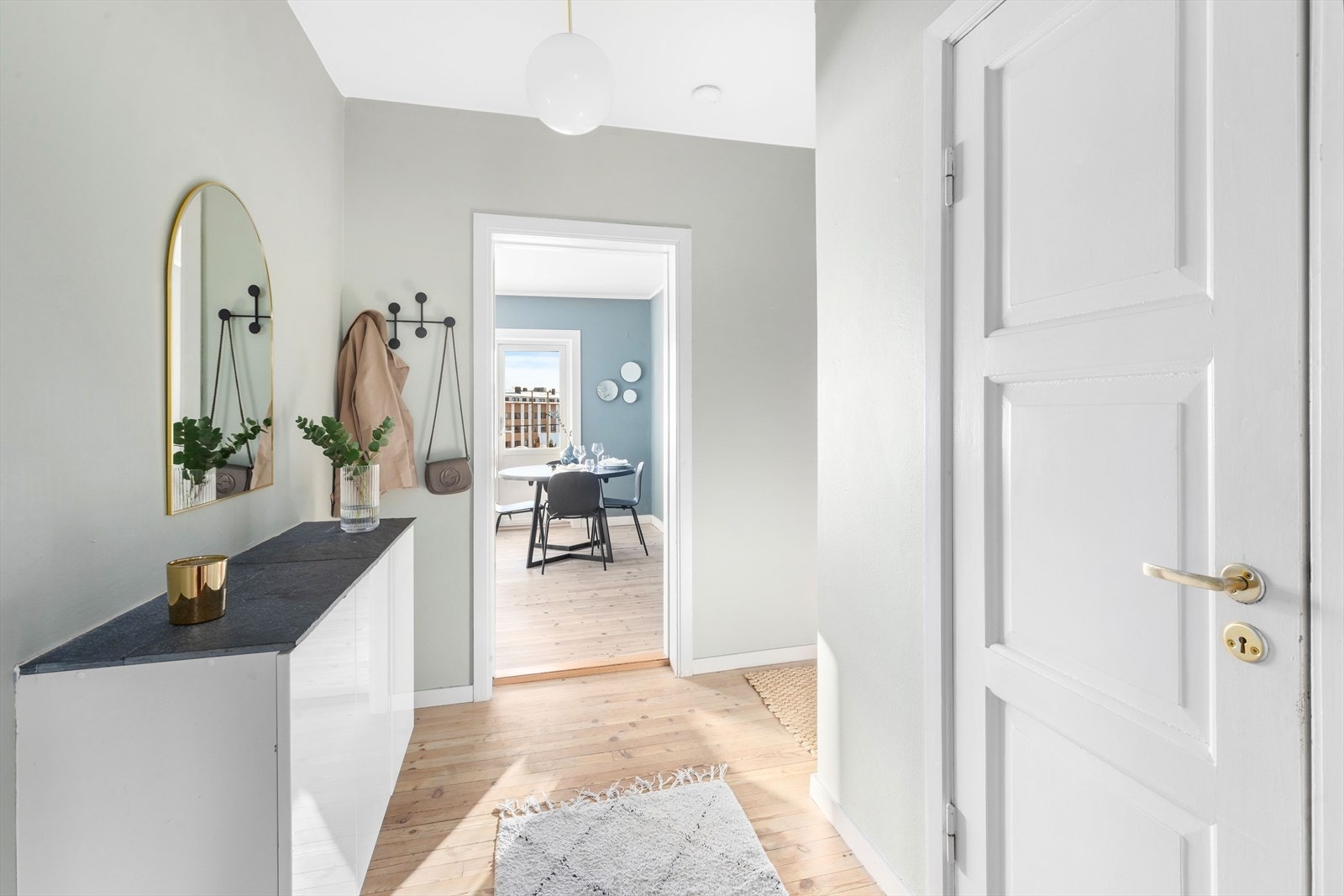 Romslig gang/entrè med plass til kommode. Galleribilde