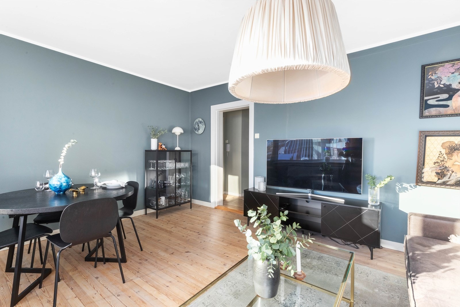 Stue med god plass til både sofagruppe og spisebord. Galleribilde