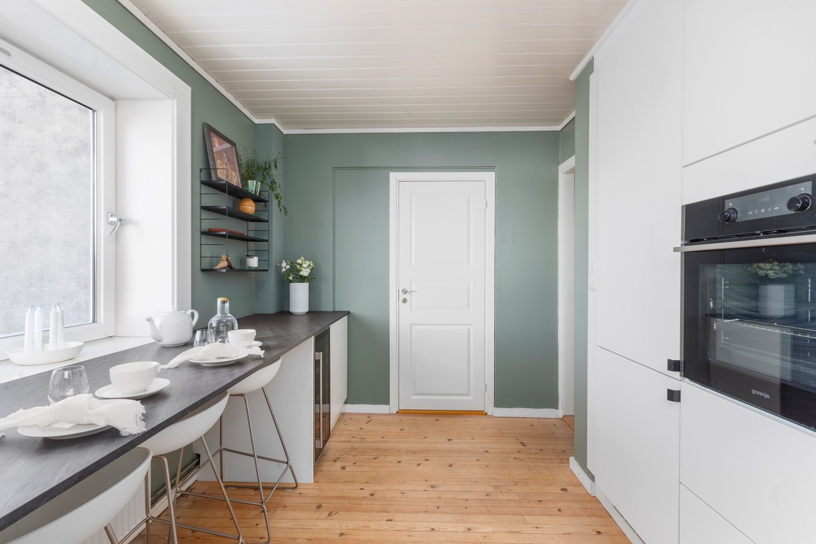 Forlengelse av benkeplate over vindu med barløsning. Inngang til soverom 2 Galleribilde