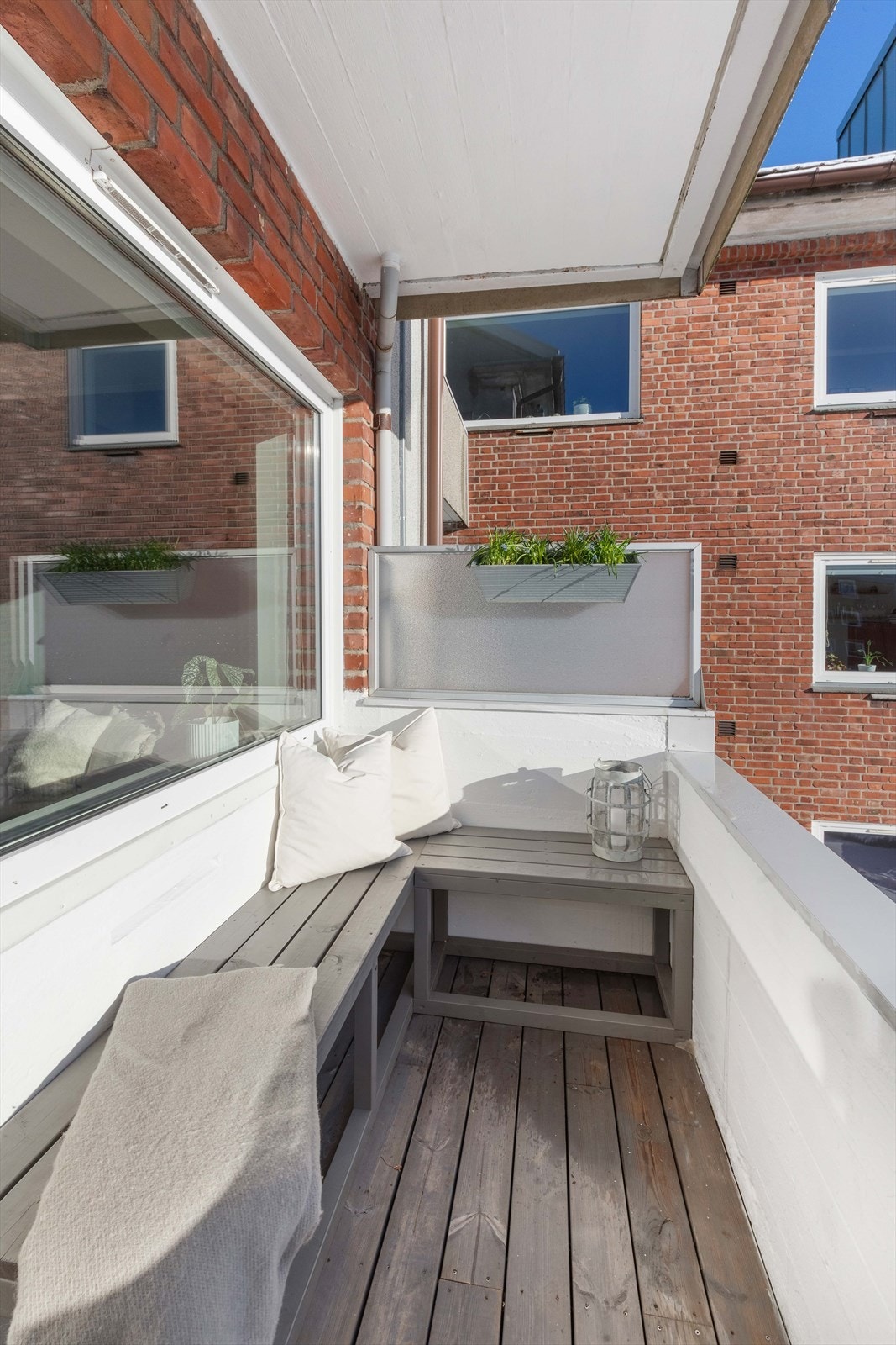 Solrik balkong med plass til utemøbler. Galleribilde