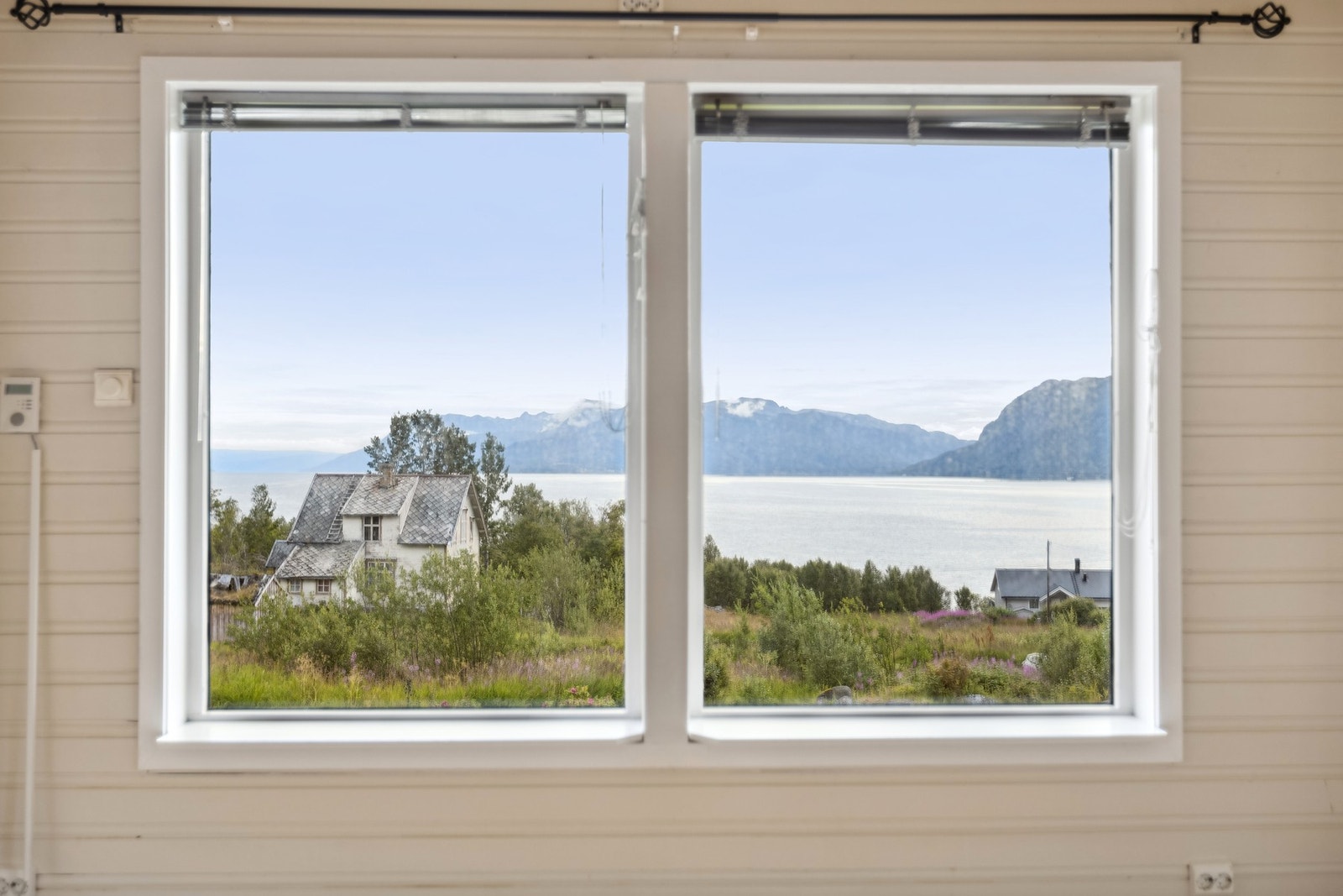 Her får man strålende utsikt over Astafjorden og gode solforhold Galleribilde