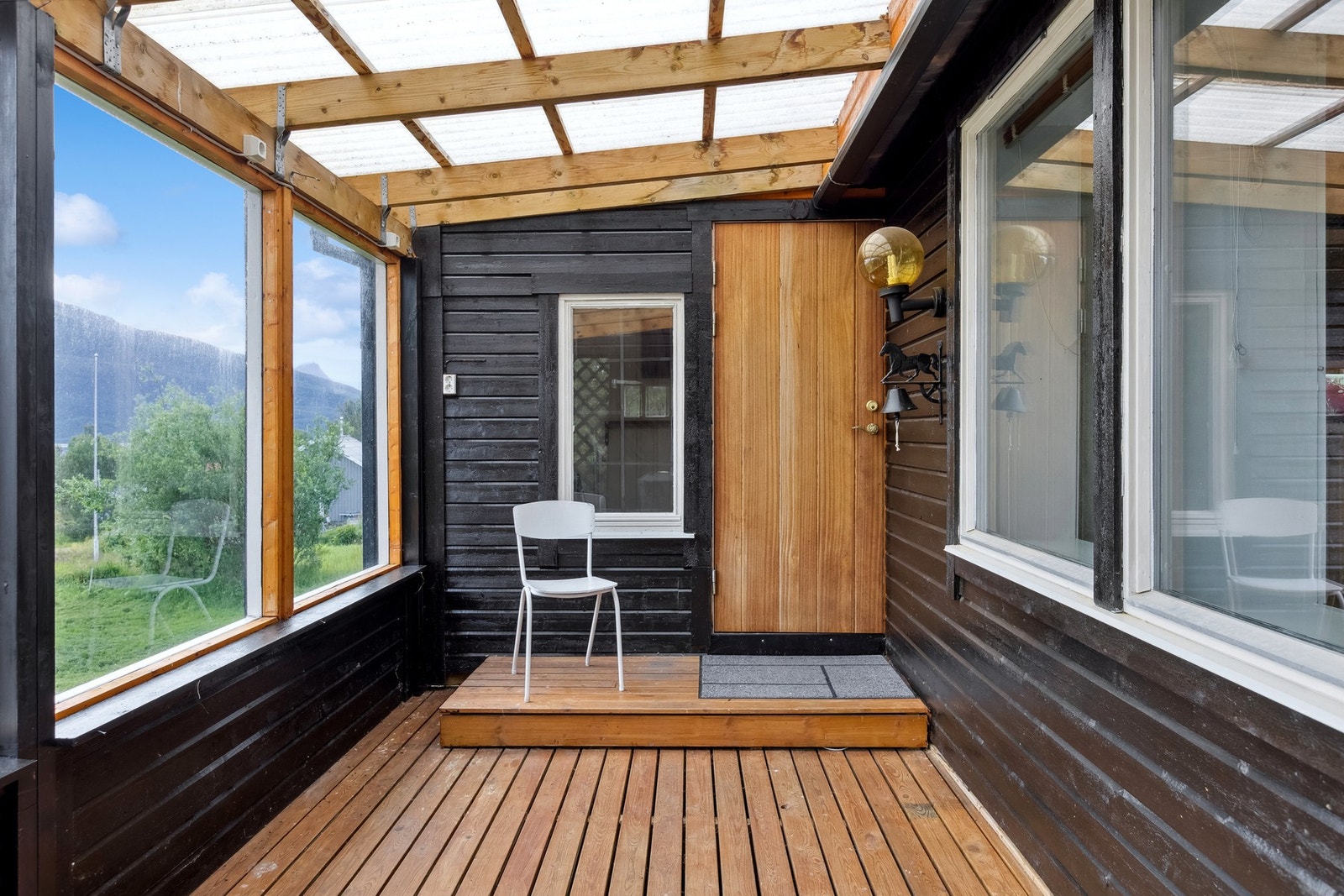 Innglasset balkong ved inngangspartiet Galleribilde