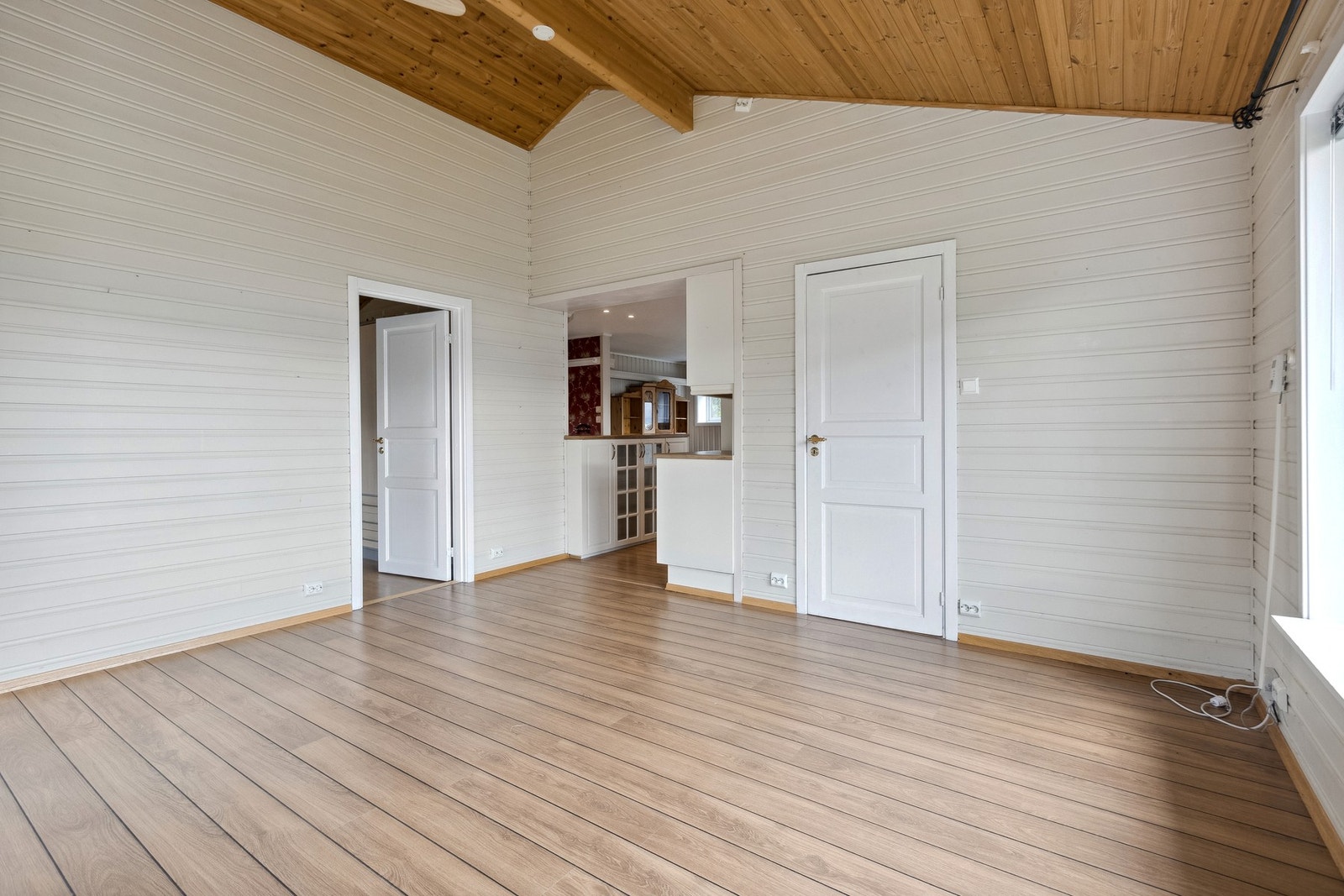 Det er åpen løsning i mot kjøkkenet og spisestua Galleribilde