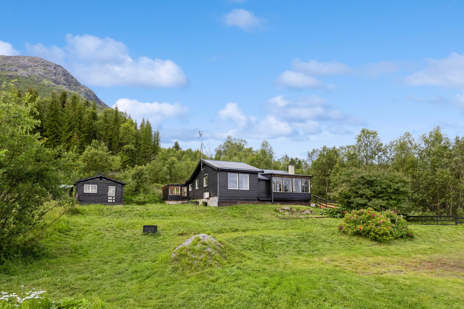 EiendomsMegler 1 v/Christer Aabø har gleden av å ønske velkommen til Fornesveien 335!
Foto: EFKT Galleribilde