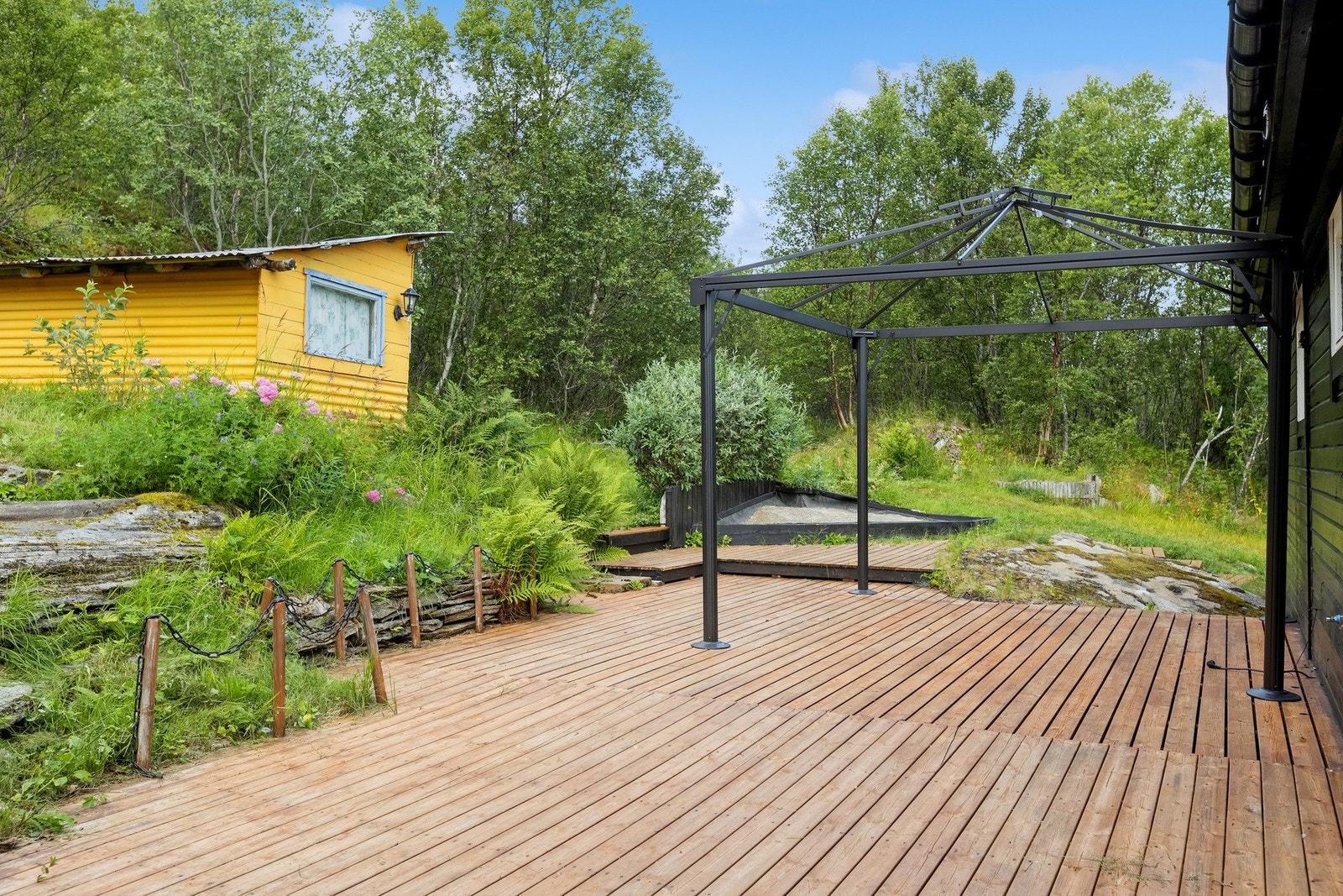 Utebod og plattinger på baksiden Galleribilde