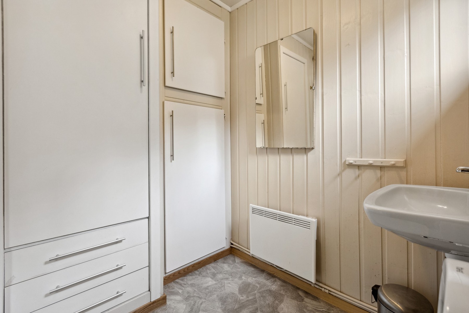 Innebygde skap på toalettrommet Galleribilde