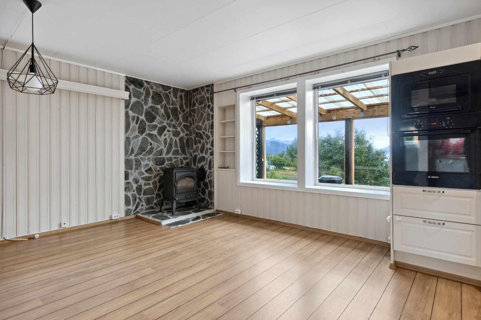 I spisestua er det vedovn for kos og varme Galleribilde