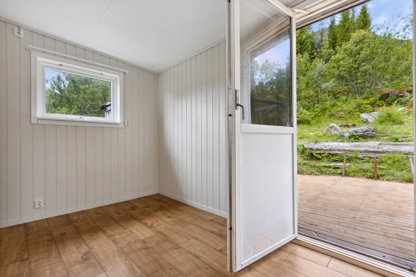 Soverom nr 1 med utgang til platting på baksiden Galleribilde