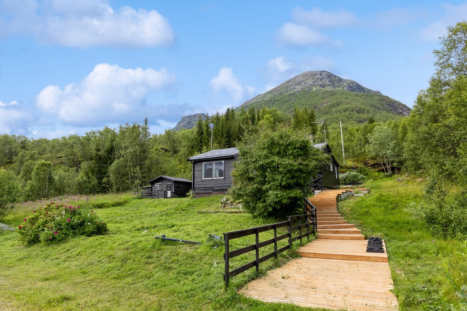 Det er trapp opp til hytta, som er bygget inn i terrenget. Galleribilde
