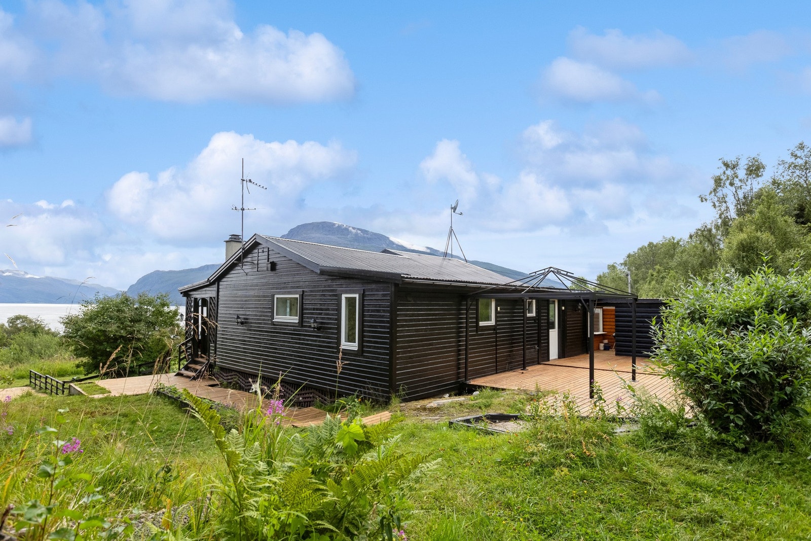 Denne store fritidseiendommen ligger ytterst på Forneset i Tjeldsund kommune. Her medfølger det 11 parseller totalt, strandlinje, hytte, anneks og utebod Galleribilde