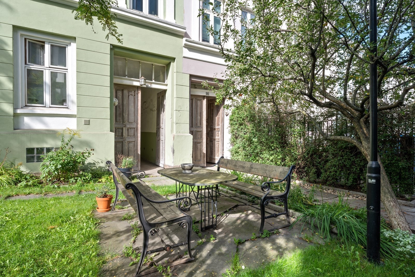 Hyggelig sittegruppe i bakgård Galleribilde