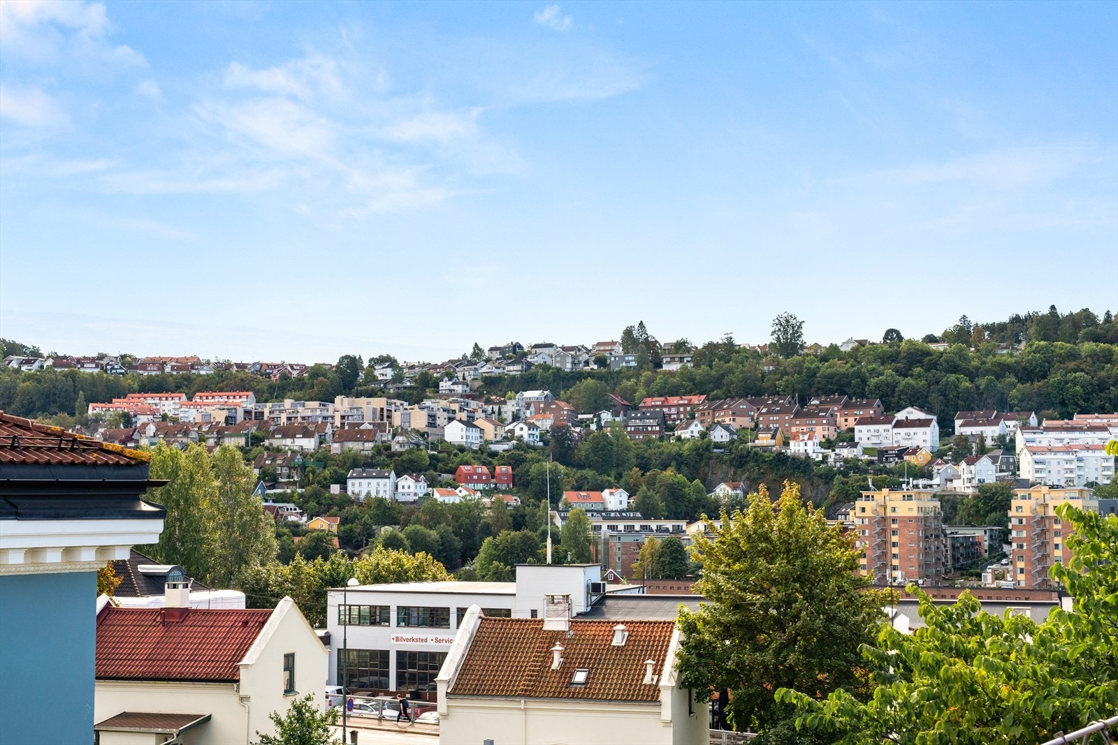 Her bor du i et urbant, men samtidig rolig og grønt område, med gangavstand til "alt" av servicetilbud og daglige fasiliteter! Galleribilde