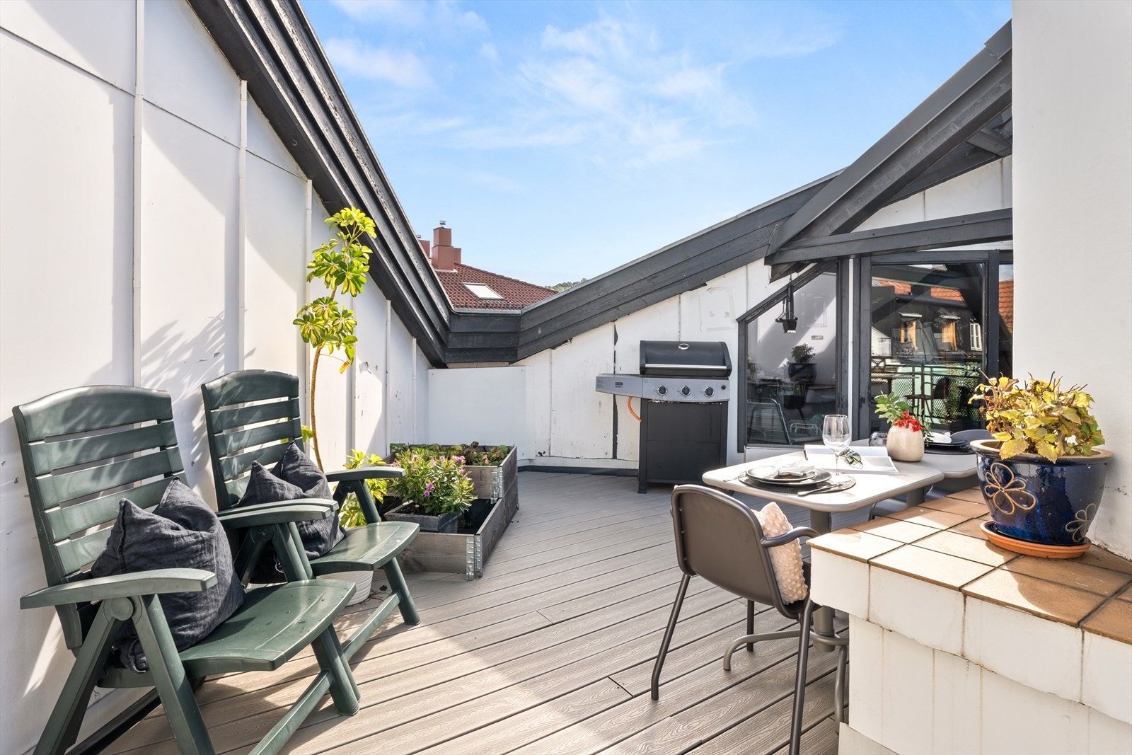 Leiligheten har tilgang til en flott felles takterrasse, som er perfekt for å nyte solfylte dager og sosiale sammenkomster. Galleribilde