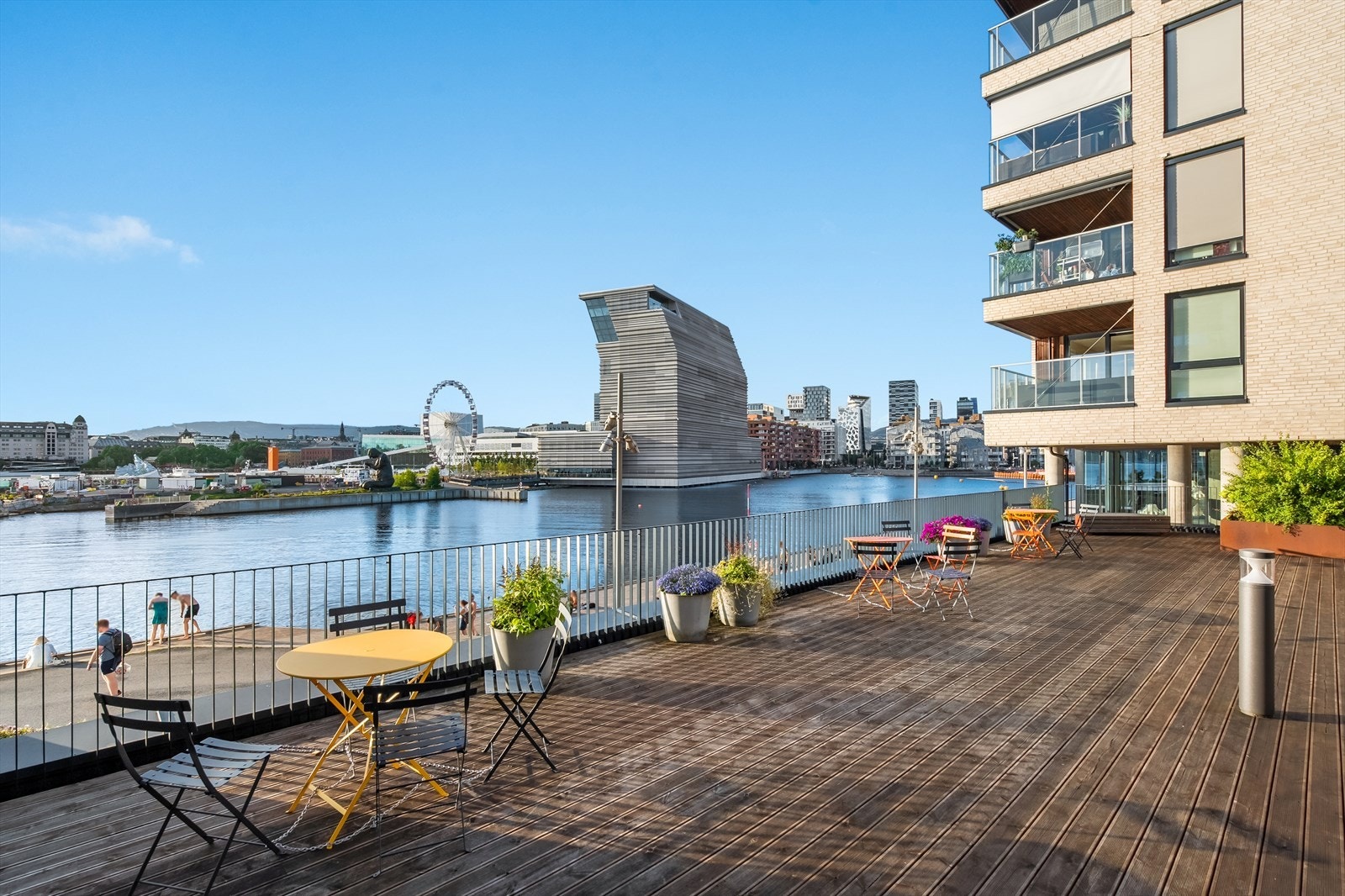 Eiendommen ligger i nærheten av Munchmuseet og Bjørvika, og gir deg kort vei til Oslo´s kulturelle hotspot. Nyt moderne livsstil med enkel tilgang til den unike arkitekturen i Barcode og det pulserende livet langs vannkanten. Galleribilde