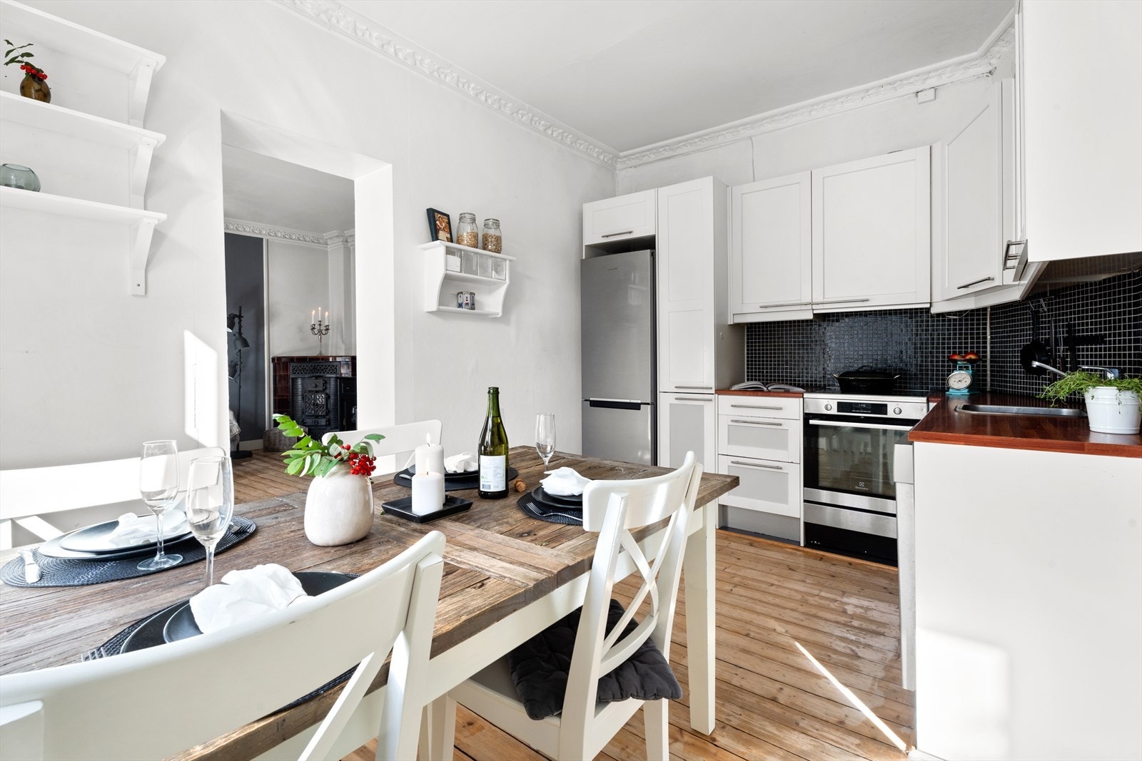 Kjøkkenet har en hyggelig spiseplass som gir god plass til både hverdagsmiddager og sosiale sammenkomster. Galleribilde