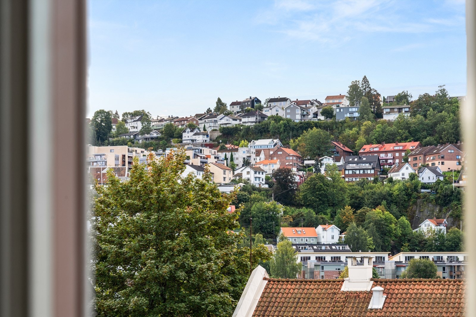 Flott utsikt mot Ekebergåsen, som gir en vakker, grønn ramme til de lyse og luftige rommene. Galleribilde